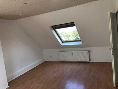 Moderne und helle Dachgeschosswohnung mit großzügiger Wohnküche in Essen-Borbeck