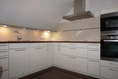 Schicke Dachgeschosswohnung mit Loggia und Wallbox in Garage