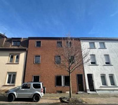 Dreifamilienhaus in begehrter Lage mit 2 Garagen und Carport