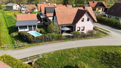 * STILVOLL MODERNISIERTES EINFAMILIENHAUS MIT AUSSEN-WHIRLPOOL IN RUHELAGE *