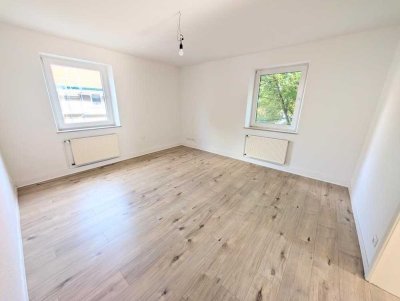 **Jetzt zugreifen: +Laminat +weiße Wände +modernes Tageslichtbad +hell**