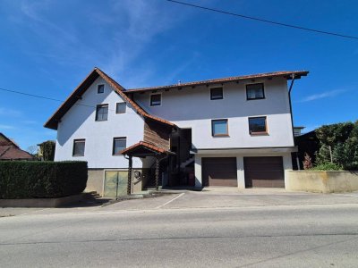 EIN- ZWEIFAMILIENHAUS MIT ZWEI EINGÄNGEN UND 3 GARAGEN