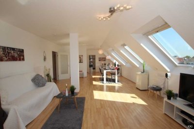 Loft-Gefühl unterm Dach: 2-Zimmer mit Sonnenbalkon & TG – Aufzug inklusive