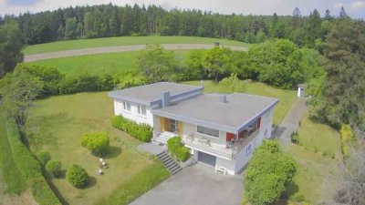 Einfamilienhaus mit Einliegerwohnung inkl. 1 Garagen und zusätzlicher Doppelgarage
