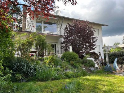 Freistehendes 2 Familienhaus + ELW 240 m² Wfl. für die große Familie mit idyllischem Garten, PV uvm.