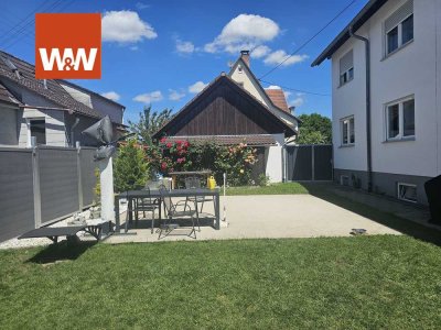 Sonnenverwöhnte Doppelhaushälfte mit tollem Grundstück und zwei Garagen, wartet auf neuen Besitzer!