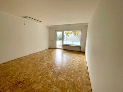 Exzellentes Wohnunfeld-mit Garage, Küche, Garten und Badewanne mit Duschzone