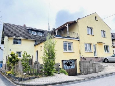 *Zwei Häuser, ein Zuhause* –Platzwunder für die große Familie auf kleinem
 Grundstück!