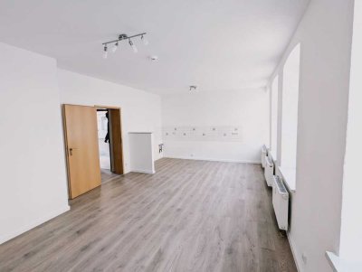 Sanierte und modernisierte 55qm 2-Raum Wohnung mit großen Fenstern, hohen Decken, Garten, Keller!