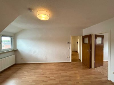 Helle Dachgeschosswohnung mit großzügigem Grundriss in ruhiger Hausgemeinschaft