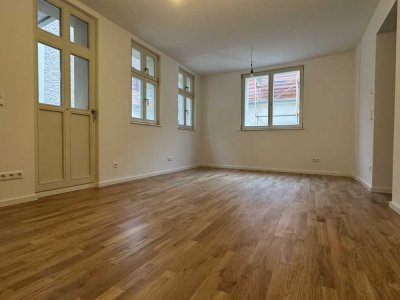 Erstbezug im historischen Ambiente: Stilvolle 4-Raum-Wohnung mit Balkon, 2 Bädern und Einbauküche
