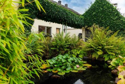 Ein- bis Zweifamilienhaus mit Doppelgarage in ruhiger Wohnsiedlung.