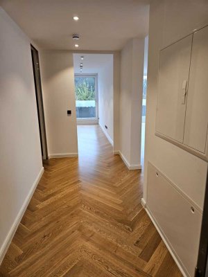 Kernsanierte 2,5-Raum Penthouse Wohnung mit lux. Innenausstattung und EBK in München