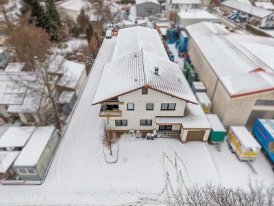 Platz für Visionen: Großzügiges Hallen-Ensemble mit Bürotrakt und attraktiver Wohnung