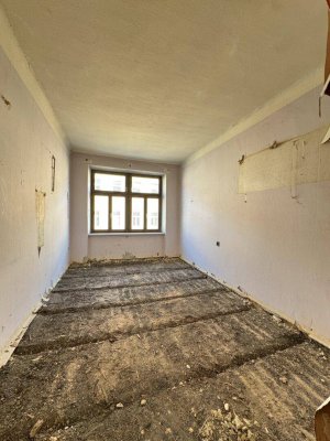 Sanierungsbedürftige Wohnung mit Entwicklungspotenzial im gepflegten Altbau