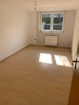 helle, schöne Soutarrain- Wohnung mit Terrasse