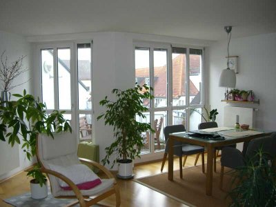 Dach-Wohnung mit Dachterrasse und Garage in München-Moosach
