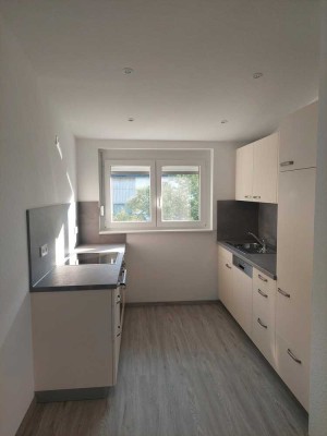 Dachgeschoß mit Balkon und Einbauküche: Geschmackvolle 2-Zimmer-DG-Wohnung mit geh. Innenausstattung