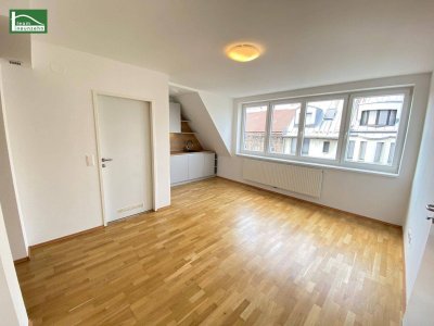 Moderne DG-Wohnung mit Terrasse in ruhiger Spielstraße beim Familienplatz - Mit Einbauküche und Abstellraum! 2014/2015 erbaut!