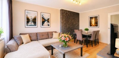 EXKLUSIVER KOMFORT &amp; RUHELAGE: Lichtdurchflutete 2-Zimmer-Wohnung mit Parkmöglichkeit