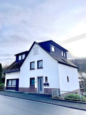 Zweifamilienhaus mit Garagen und großem Grundstück in Netphen