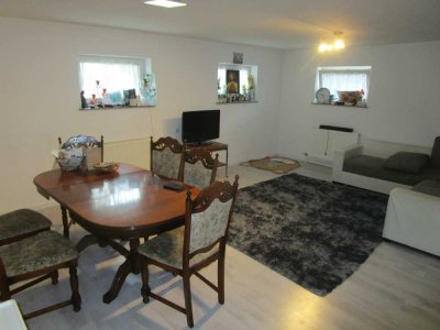 Ansprechende und vollst. renovierte 4-Zimmer-Souterrain-Wohnung mit geh. Innenausstattung
