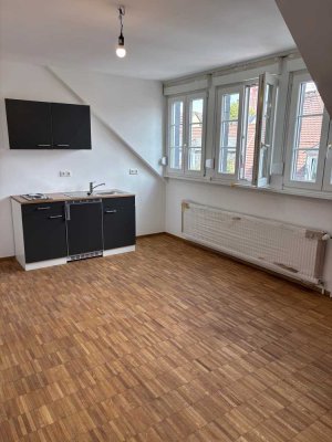 Frisch renovierte DG Wohnung mit Vinylboden und Küche im Herzen von Alt - Sachsenhausen