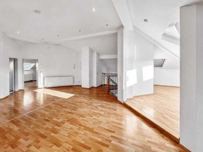 Wo Licht den Raum erfüllt – mit Blick über Dresden, bezugsfreie Dachgeschosswohnung