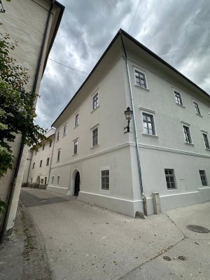 Beletage in historischem Stadthaus in Friesach, 123 m², Wohnsalon mit Stuckdecke