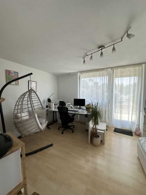 Charmantes, möbliertes 1-Zimmer-Apartment mit großem Balkon und Stellplatz in Reutlingen