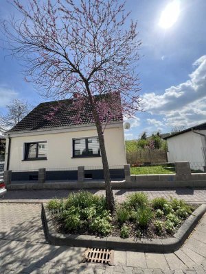 SOFORT bezugsfertig: TOP kernsaniertes Einfamilienhaus mit kleinem Garten