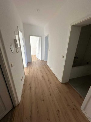 NEU-Sanierte 3-Zimmer mit Laminat und Wanne in sehr guter Lage!