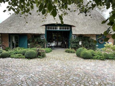 Reetdachtraum mit großem Garten in Ostseenähe