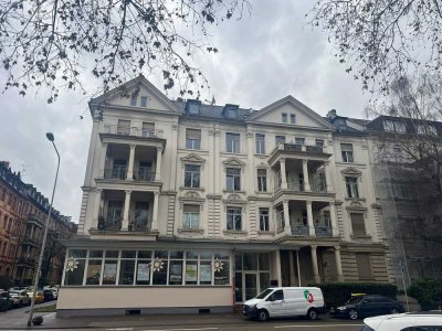 Klassische  4  Zimmer-Altbauwohnung / 2 Bäder  +  Gäste -WC /  Aufzug/  großer Balkon