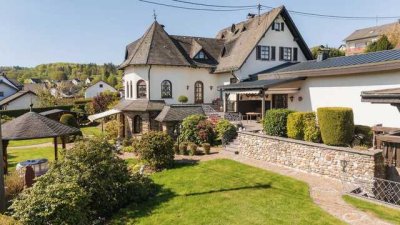 Stilvolles Wohnhaus mit Einliegerwohnung und malerischem Garten