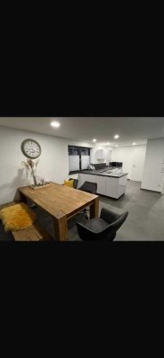 Neuwertige Wohnung mit viereinhalb Zimmern sowie Balkon und Einbauküche