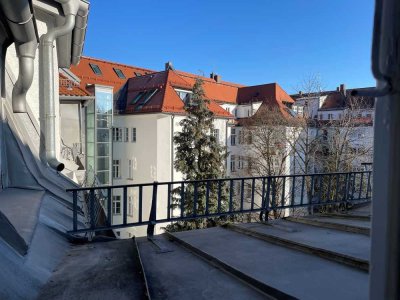 großzüg. 4-Zi-Altbau-Dachwohnung im Lehel für sportliche Menschen zum richtigen Preis