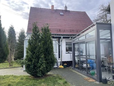 Schönes Einfamilienhaus mit Wintergarten und Nebengelass.