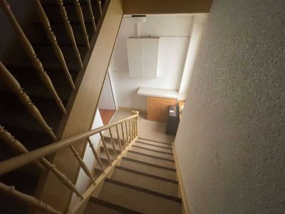 3-Zimmer-Dachgeschoss-Altbauwohnung inkl. großzügigem Spitzboden – kaum Dachschrägen