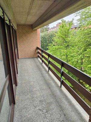 Ruhig gelegene, lichtdurchflutete 2-Zimmer-Wohnung mit Balkon und Weitblick ins Grüne