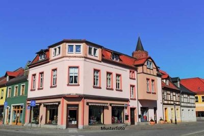 Wohn- und Geschäftshaus mit Balkon und Dachterrasse
