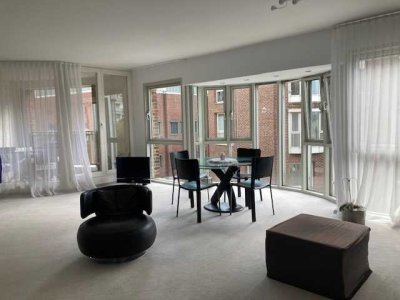 ELEGANTES WOHNEN IM HERZEN DER ALTSTADT, mit Blick auf den Alten Hafen und den Rhein