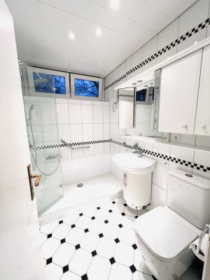 Renovierte helle 3-1/2 Zimmer-Wohnung mit Balkon und Küche in zentraler Lage von Essen-Borbeck