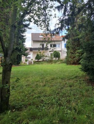 Einfamilienhaus mit Ausbaupotential und riesigem Garten in Frankfurt  Goldstein