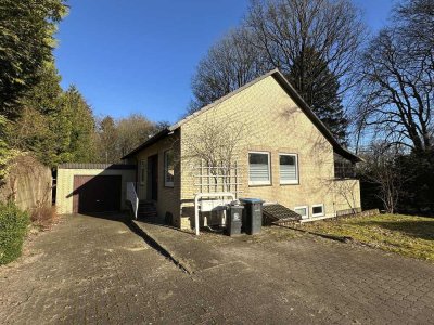 Haus mit zwei Wohneinheiten und Dachbodenausbau in ruhiger Lage / Bezugsfrei ab SOFORT