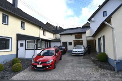 Wohnhaus mit kleiner Halle und Garagen am Nürburgring