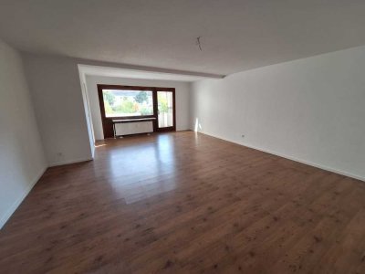 Erdgeschoss 3 Zimmer mit Balkon frisch renoviert + 1 Monat mietfrei