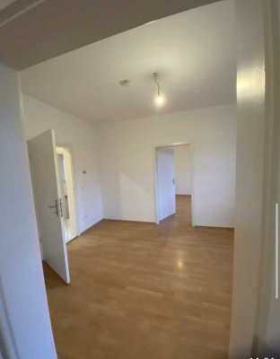 frisch gestrichen, 4 Zimmer in der 3. Etage *Stromheizung*