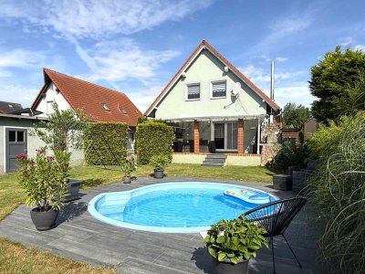 Leben in Bestlage: Modernisiertes Haus mit Pool, Traumgarten & nur wenige Schritte zum Goitzschesee