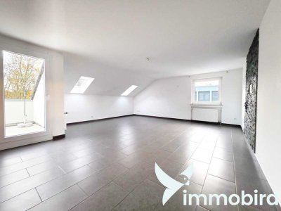*Dachgeschosswohnung mit modernisiertem Badezimmer & WC, Einbauküche und Loggia*